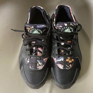 Women’s sz 8 - rare Nike air huarache black and floral